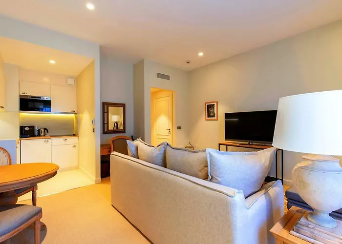 Hotel Chais Monnet 4*