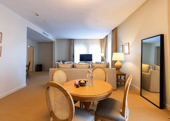 Hotel Chais Monnet 4*